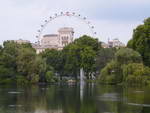 London  Abendessen und Spaziergang St James Park Park Lake im Hintergrund die Horse Guards Parade und das London Eye (GB).